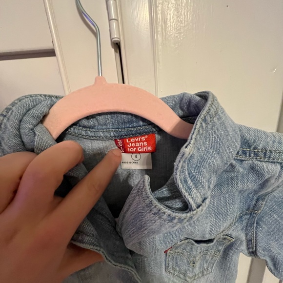 Little girl’s Levi’s denim embroidered jacket. Size 4 - Picture 4 of 4